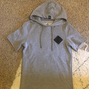 Small hooded short sleeve sweater